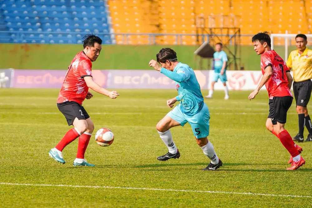 Pha tranh chấp giữa ông Cao Văn Chóng - Phó Giám đốc Sở Văn hóa, Thể thao và Du lịch tỉnh và ông Hwanhg In Seok – Phó Chủ tịch Liên đoàn Bóng đá Daejeon z6197113201459_e781e62222fc1966d50057fea5df8862.jpg