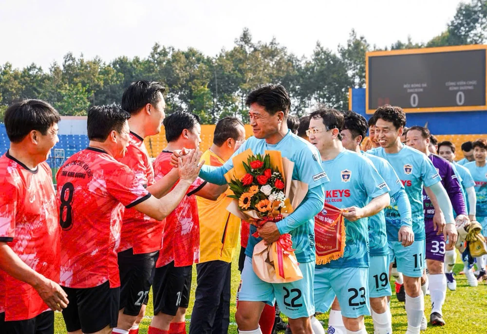 Ông Kim Jong Cheon - Nguyên Chủ tịch Hội đồng thành phố Daejeon, Cố vấn Liên đoàn Bóng đá Daejeon dẫn dắt đội Liên đoàn Bóng đá Daejeon