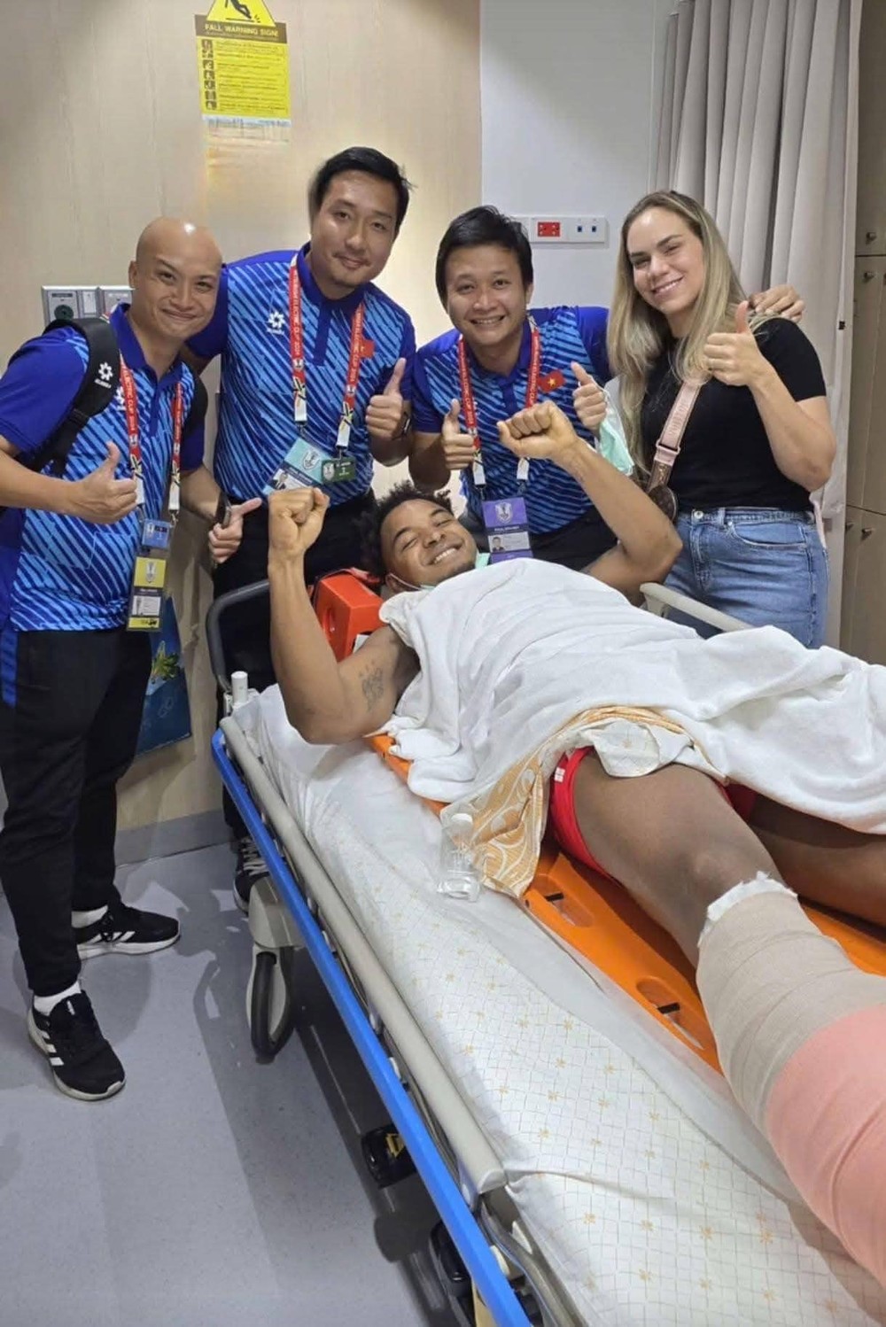 Star striker Nguyen Xuan Son, attempting a pass, fell to the ground in pain. He was forced to leave the field on a stretcher, effectively ending his participation in the final. Xuan Son was subsequently transported to a hospital in Bangkok for medical care.