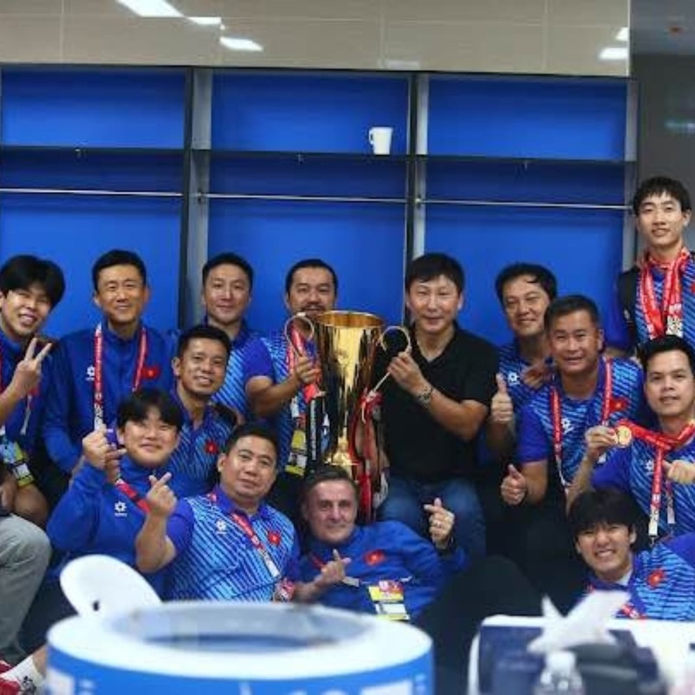 coach Kim Sang-sik and the coaching staff