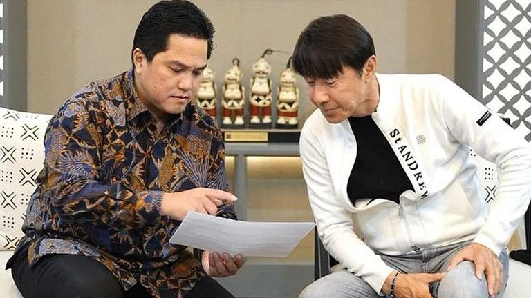 HLV Shin Tae Yong (bên phải) và chủ tịch PSSI, Erick Thohir 