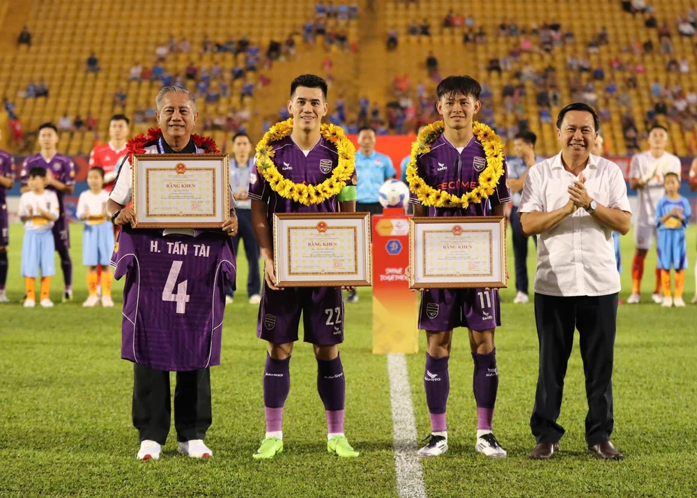 Lãnh đạo tỉnh Bình Dương khen thưởng 3 thành viên góp mặt trên ĐTQG, vô địch ASEAN Cup vừa qua. Riêng Tấn Tài đang điều trị chấn thương nên BHL nhận thay.