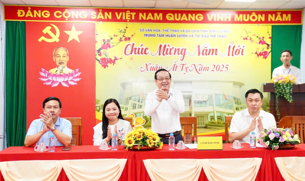 Ông Bùi Minh Thạnh – Phó Chủ tịch UBND tỉnh cùng đoàn lãnh đạo tỉnh tại buổi họp mặt, thăm và chúc tết ngành thể thao Bình Dương