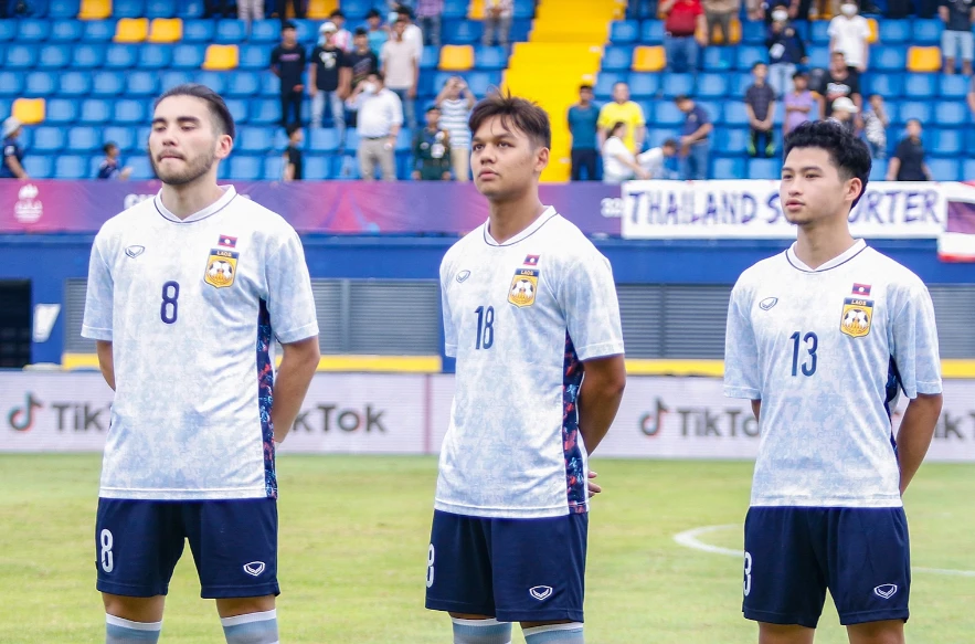 Roman Angot, Theo Klein, Victor Ngovinassack (từ trái sang) thi đấu cho U22 Lào ở SEA Games 32 tại Campuchia. Ảnh: LĐBĐ Lào