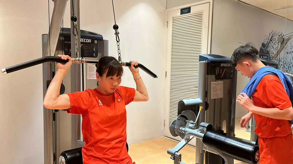 Các tuyển thủ Việt Nam tập nhẹ ở phòng gym của khách sạn vào chiều 4-5. z6567619850070_f02f7e58eb800c5104e1c150139316c2.jpg