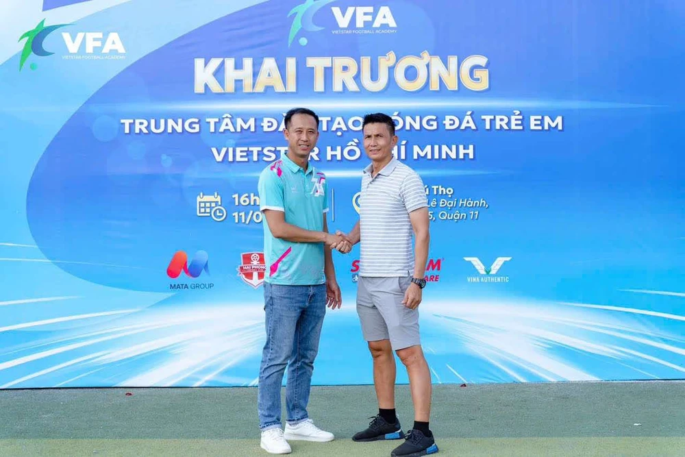 HLV Nguyễn Thế Anh (ảnh) cùng nhiều cựu tuyển thủ khác đến chúc mừng Như Thành tại buổi khai trương. 494359516_9942705319084784_3017328835384989576_n.jpg