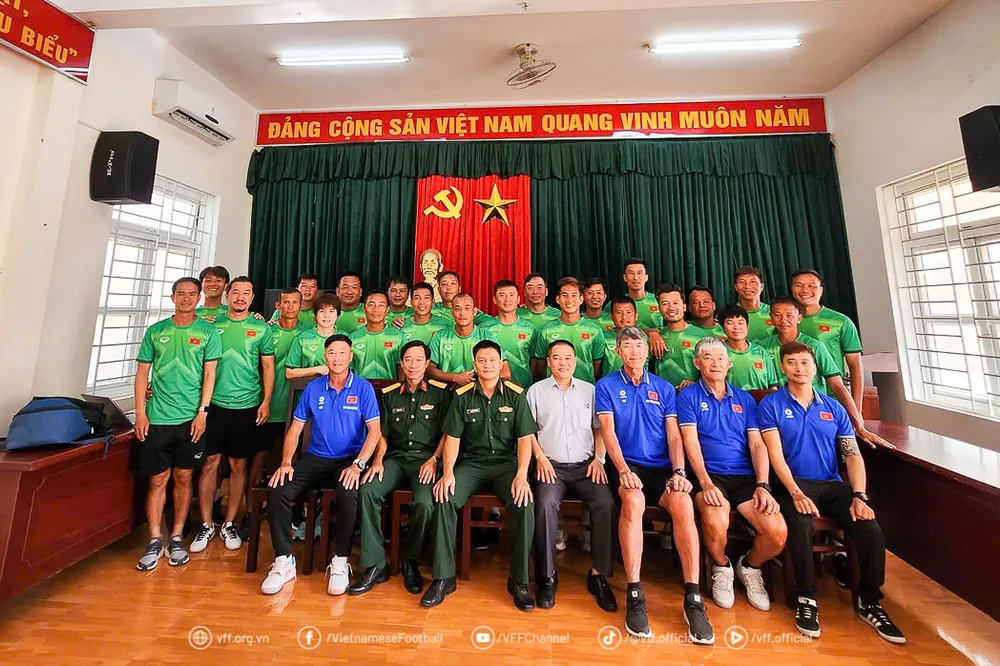 Các học viên chụp hình lưu niệm cùng Ban tổ chức khóa học IMG_5906.jpg