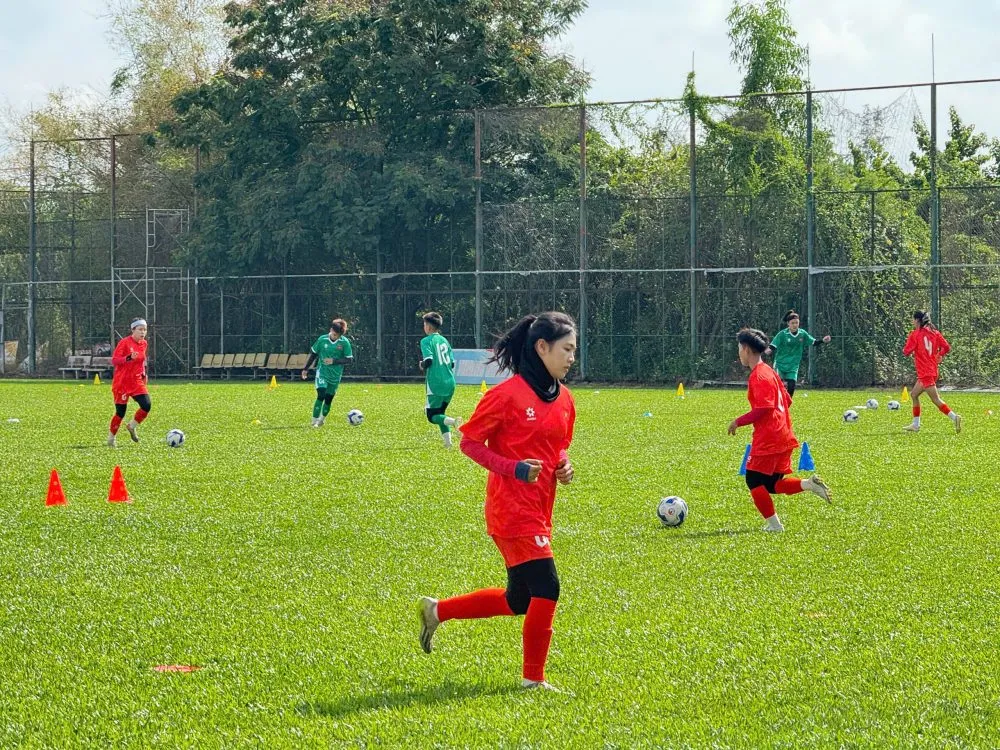 Đội tuyển U19 nữ Việt Nam nỗ lực tập luyện hướng đến kết quả tốt tại giải Đông Nam Á 2025. z6622110836442_c9e98c9f34855f747cf507468dd330fa-e1747802461516.jpg