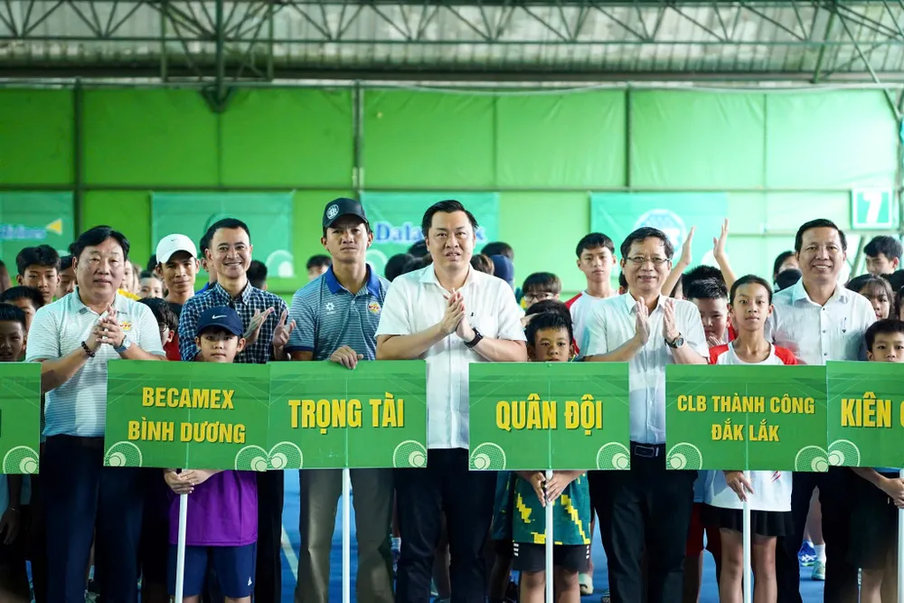 Đại biểu, Ban tổ chức chụp hình lưu niệm cùng lực lượng trọng tài và các đoàn về tham dự giải z6626884034523_1a7be35ded46fe4a08713616e1dda977.jpg