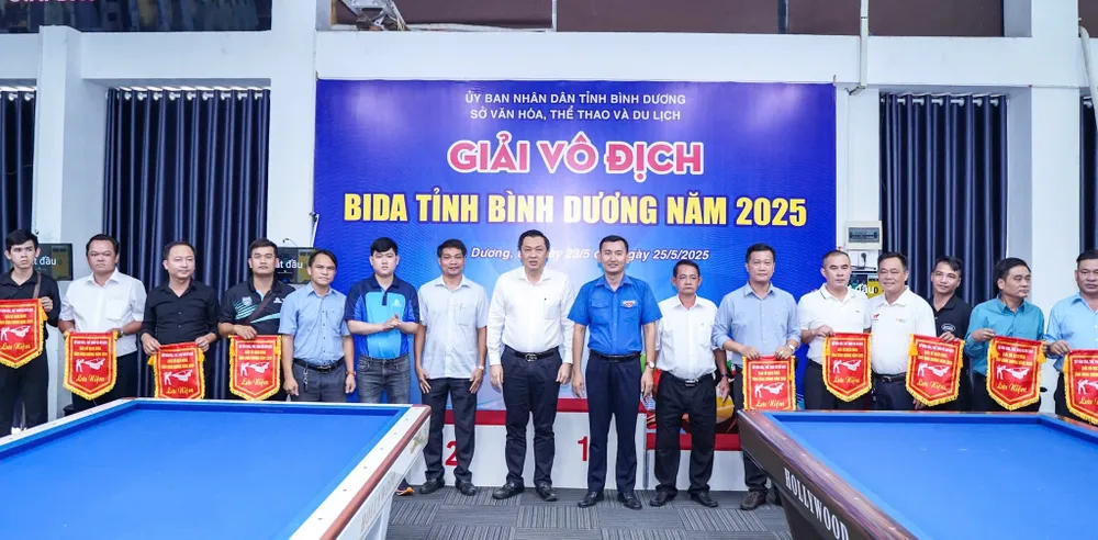 Đại biểu, Ban Tổ chức chụp hình lưu niệm cùng các đơn vị tham dự giải.