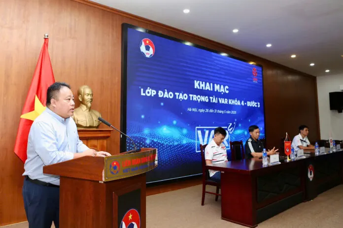 Ông Nguyễn Minh Ngọc, Tổng giám đốc Công ty VPF chia sẻ tại lễ khai mạc. tgd-var-khoa-4-696x463.jpg