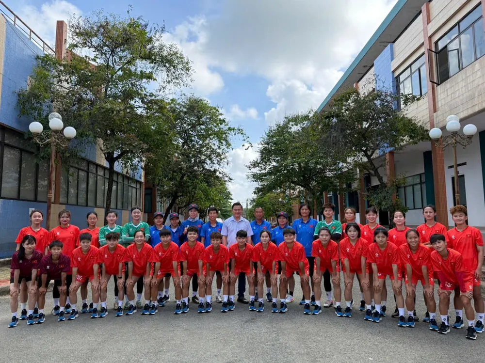 Ông Trần Anh Tú chụp hình lưu niệm cùng tập thể đội U19 nữ Việt Nam.