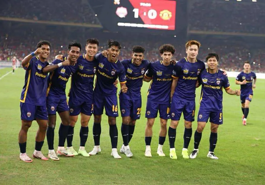 Các cầu thủ ASEAN All Star vui mừng sau bàn thắng mở tỷ số. Ảnh: Aseanfootball 502469812_1271124445020844_3911782317525282086_n.jpg