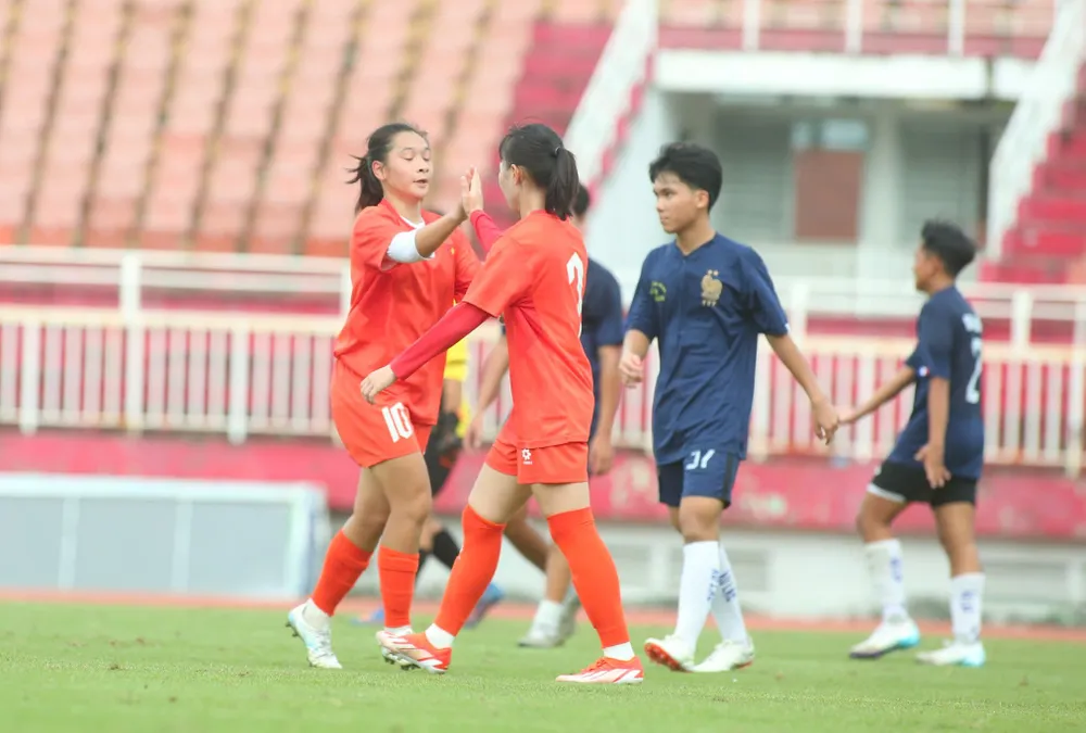 Các cô gái U19 nữ Việt Nam sẽ thi đấu trận giao hữu tiếp theo, gặp U15 nam TPHCM vào chiều 29-5. z6647954800688_2069e4c2050800aab7a7b419cbf7451c.jpg