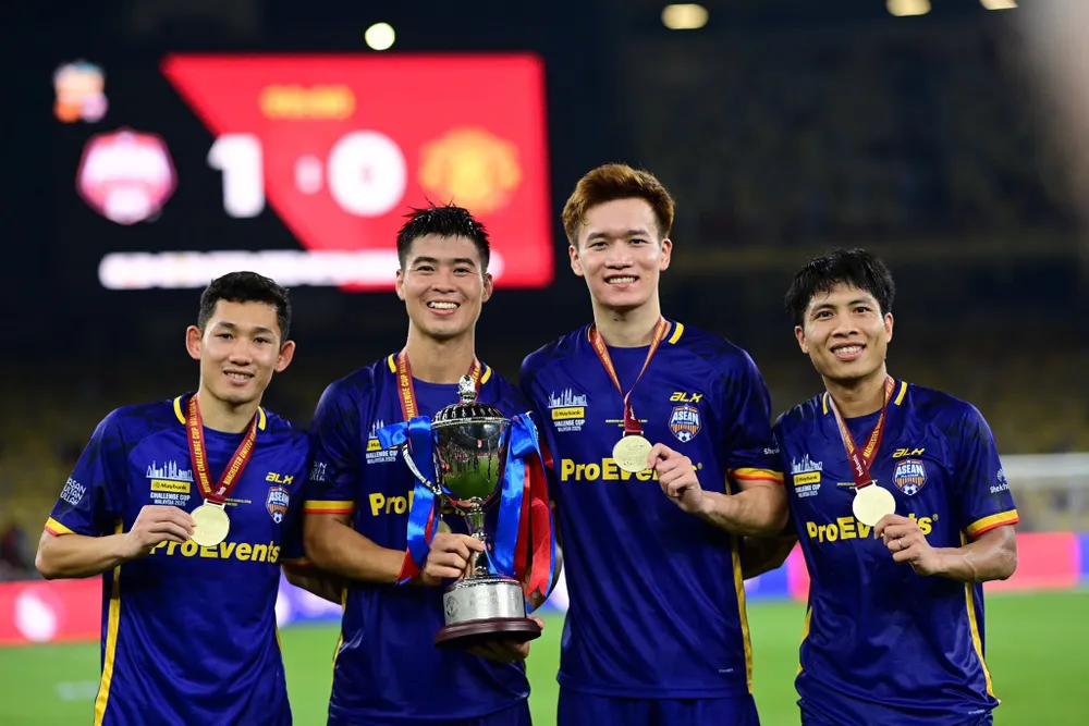 Hai Long, Duy Mạnh, Hoàng Đức và Văn Vĩ từ Malaysia về Hà Nội vào ngày 29-5 sau cuộc so tài với Manchester United 494955286_2170119523490106_7551596940053163642_n.jpg