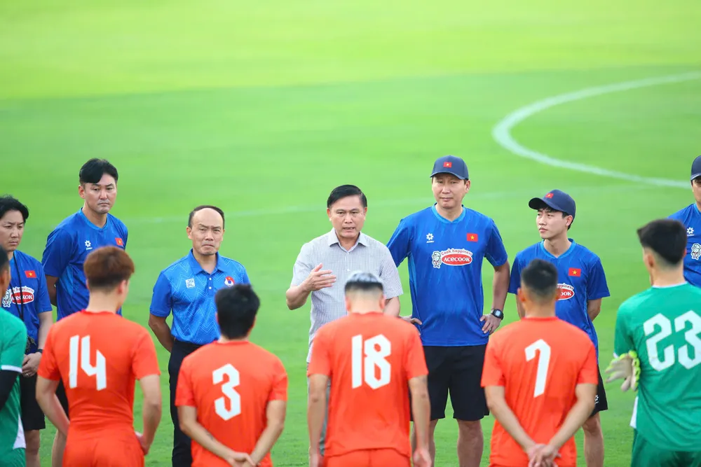 Ông Trần Anh Tú.chia sẻ cùng toàn đội trước buổi tập chiều 30-5. Ảnh: MINH HOÀNG