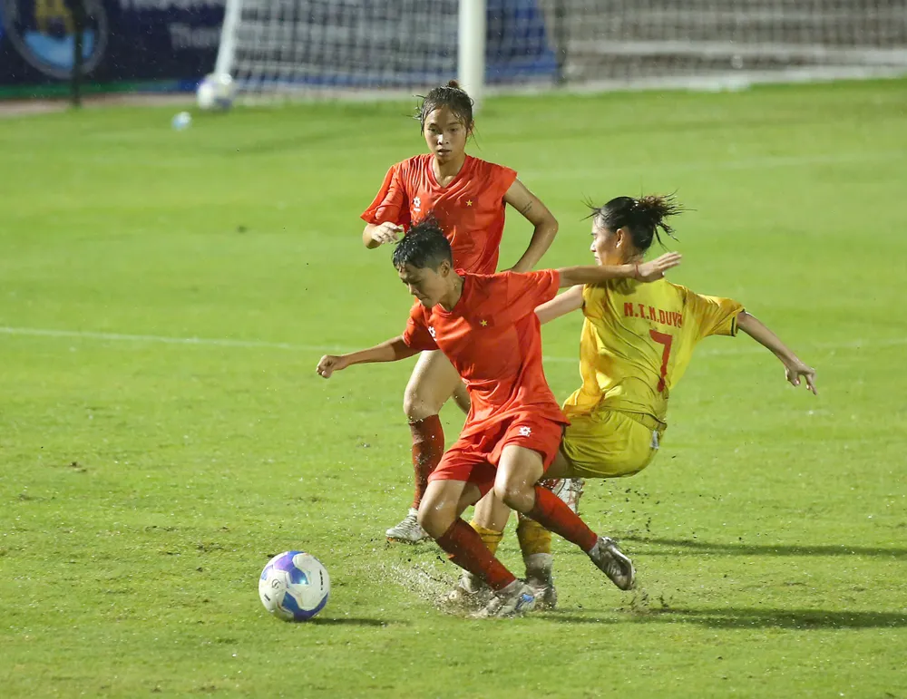 Dù thiếu 4 trụ cột nhưng đội U19 nữ TPHCM thi đấu đầy cố gắng, gây nhiều khó khăn cho U19 nữ Việt Nam. z6652046682776_ad85d816ca516b3022d162697c88e52c.jpg
