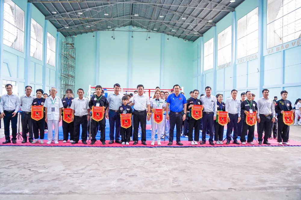 Đại biểu, BTC giải chụp hình lưu niệm cùng các đơn vị tham dự giải z6654123116164_b19c8a367e376cfe68e0c8e9af9d5349.jpg