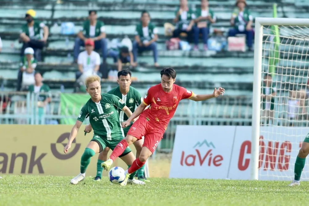 Bình Phước vốn không có tâm lý tốt khi so tài cùng những đội ở thế khó khăn. Trận lượt đi họ cũng chật vật thắng 2-1 trên sân Long An. 4-6-1392x929.jpg