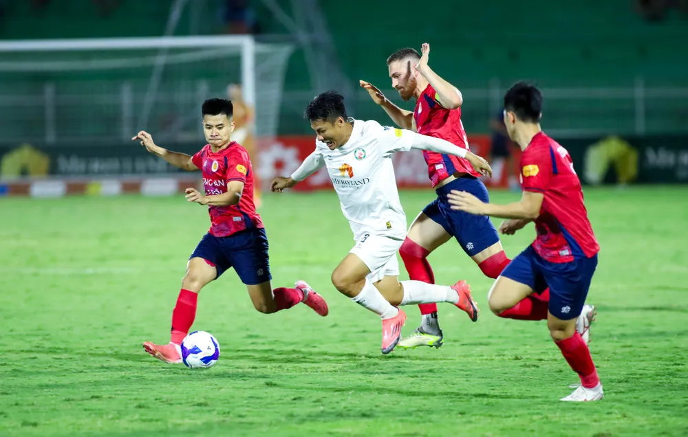 Mạc Hồng Quân giữa vòng vây của các hậu vệ CAHN.