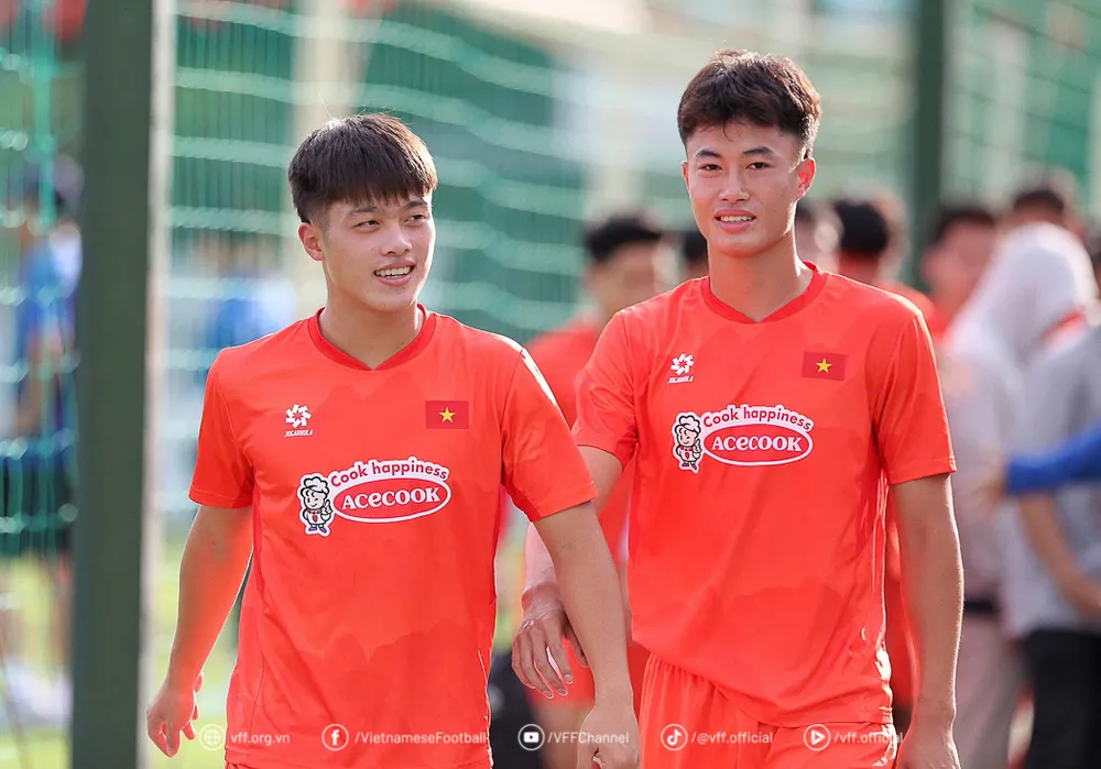 Quốc Việt (bên trái) được đôn lên từ đội U22 Việt Nam để thay thế Công Phượng. z6667247667525_648a36c7c32c405c549015c5b4f40cd1.jpg