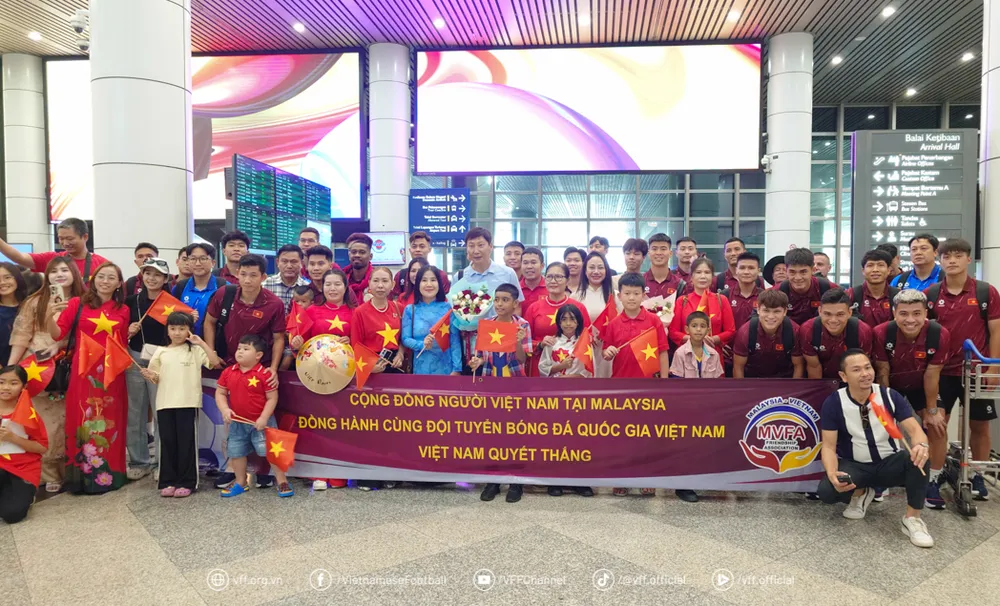 Đông đảo người hâm mộ đã chờ đón đội tuyển tại sân bay quốc tế Kuala Lumpur. Ảnh: ĐOÀN NHẬT