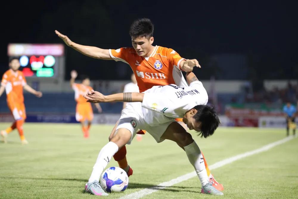 Cú vấp của Bình Định đã tạo nên cơ hội thoát hiểm cho đội bóng sông Hàn. 4-17-1392x928.jpg