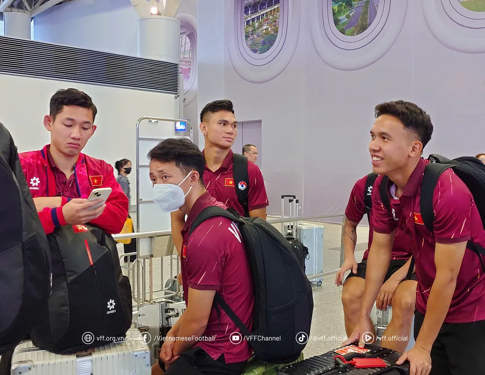 Đội tuyển Việt Nam sẽ có 4 ngày tập luyện tại Malaysia trước cuộc so tài cùng đội chủ nhà. tuyen-viet-nam-di-malaysia-2-32179.jpg