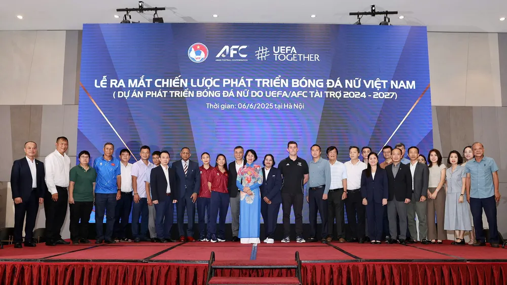 Các đại biểu chụp hình lưu niệm tại Hội thảo z6677607400746_12df1257745bcf627f4896a7efa0cf1b.jpg