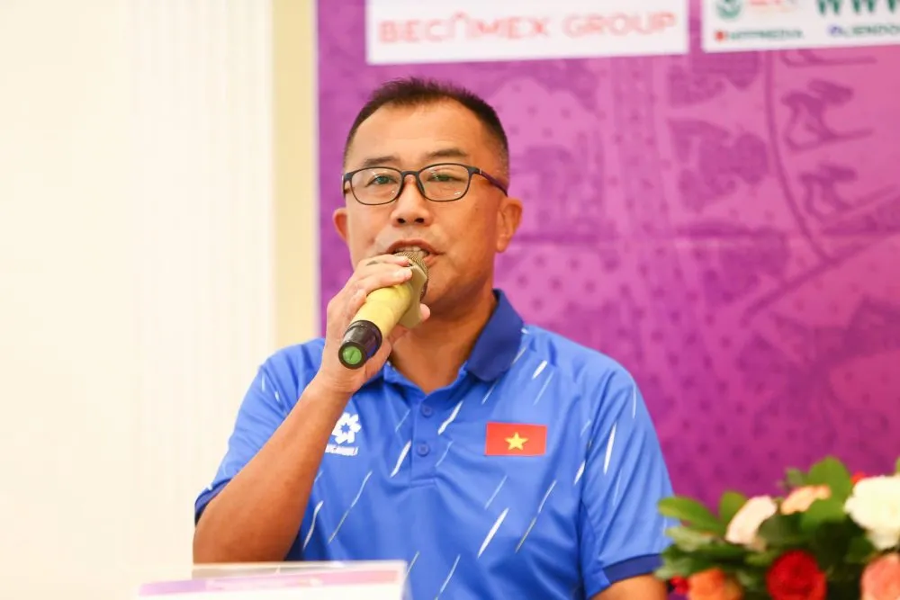 HLV trưởng đội tuyển U19 nữ Việt Nam – ông Okiyama Masahiko.