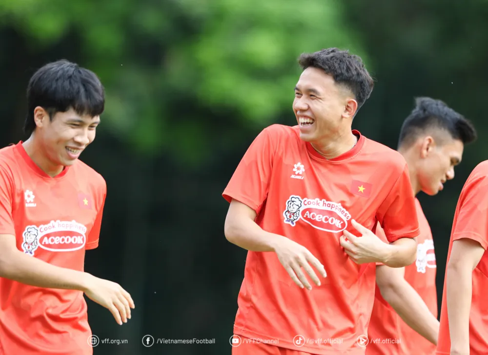 Hai tiền vệ Minh Khoa và Văn Vĩ thoải mái trên sân tập VFF_2272.jpg