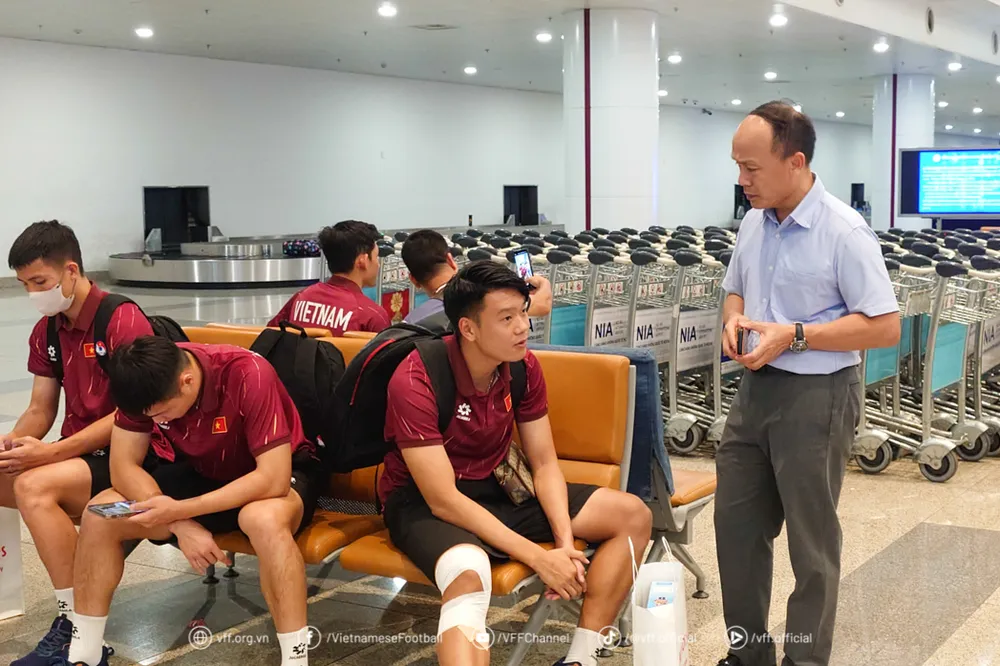 Tổng thư ký VFF, ông Nguyễn Văn Phú ra sân bay đón đội. 20250611_151027.jpg