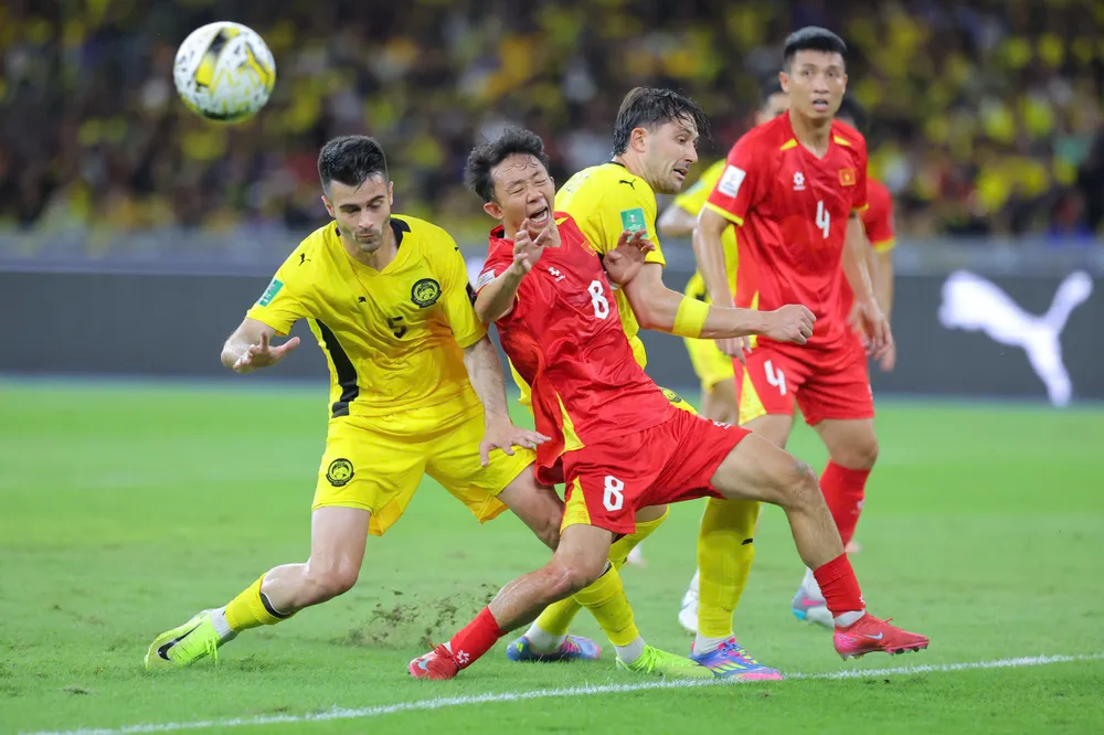 Ngọc Quang đơn độc trước hàng phòng ngự to, khỏe của Malaysia z6692169227752_abe67458531256041a2134fa8a7a4453.jpg