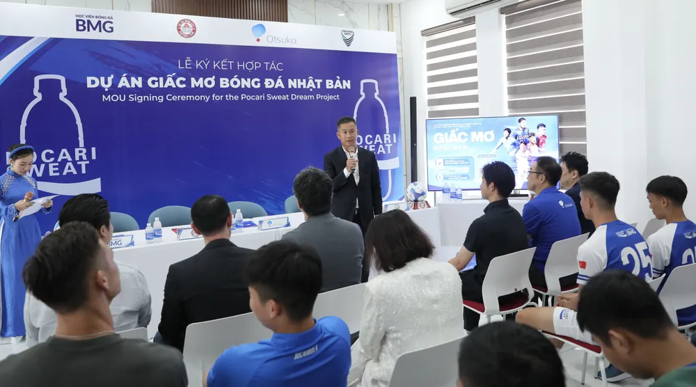 Ông Đinh Hồng Vinh chia sẻ tại buổi lễ DP_LE KY KET_1.JPG