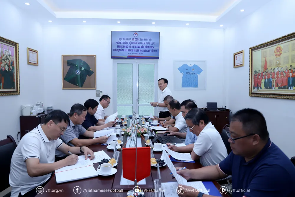 Buổi họp có sự tham dự của lãnh đạo VFF, công ty VPF và đại diện Cục Cảnh sát hình sự. IMG_5820.jpg