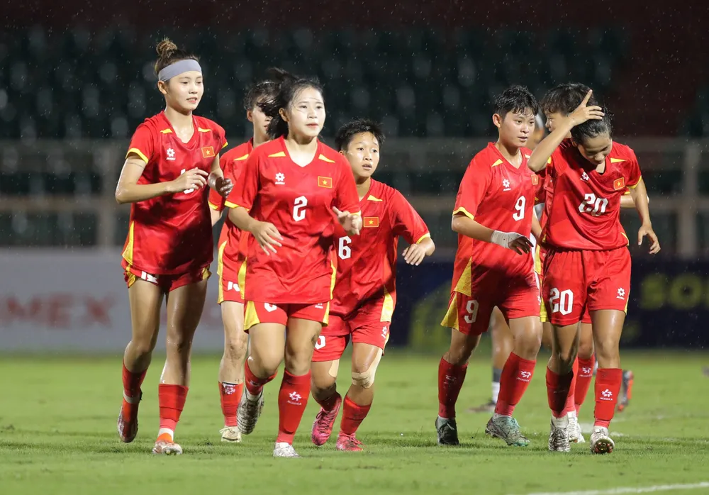 Các cầu thủ Việt Nam quyết "đổi màu" huy chương trong trận tranh chung kết với Thái Lan vào tối 18-6 IMG_9251.jpeg