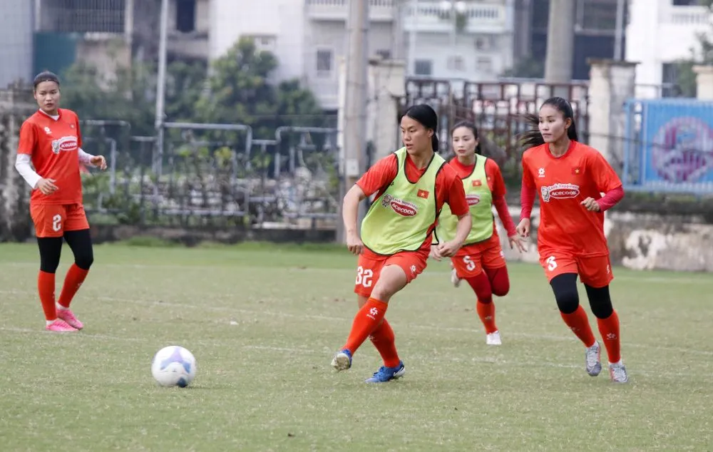 Nguyễn Hoàng Nam Mi nhận được nhiều sự quan tâm của người hâm mộ trên sân tập ngày 19-6.
