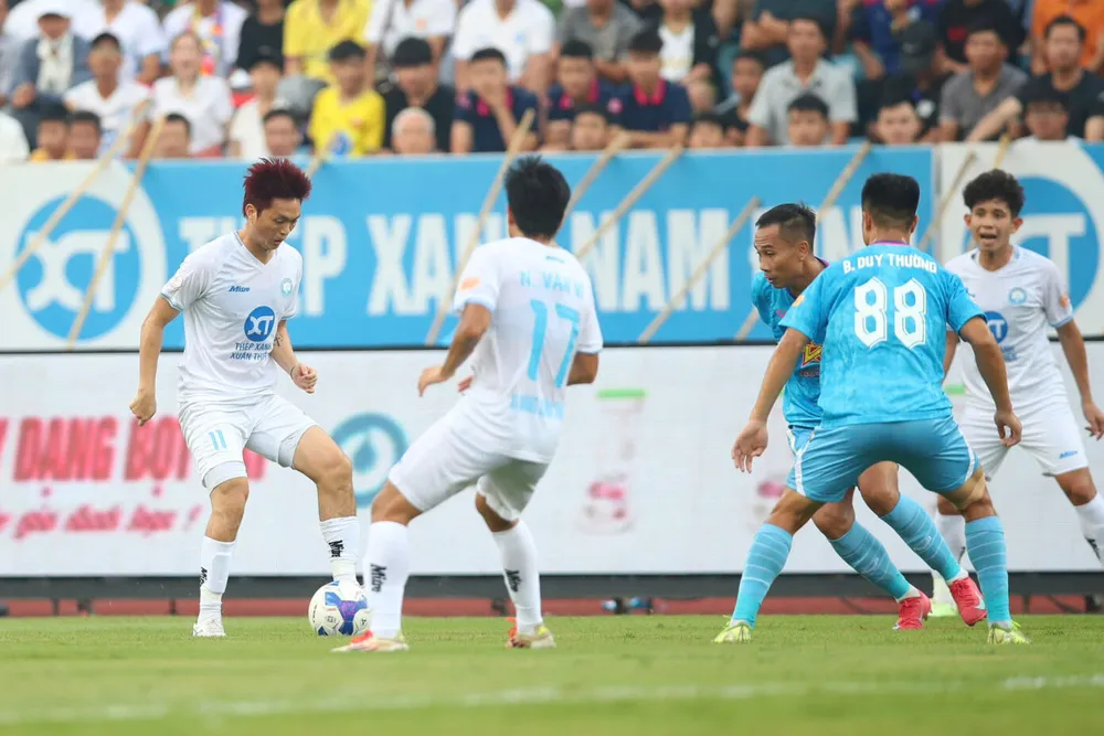 Nam Định trở thành đội thứ 5 bảo vệ thành công ngôi vô địch trong lịch sử V-League 8-11-1392x928.jpg