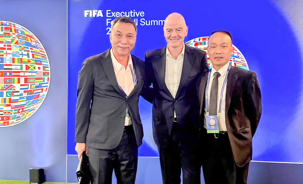 Chủ tịch VFF Trần Quốc Tuấn và Tổng thư ký Nguyễn Văn Phú gặp gỡ Chủ tịch FIFA Gianni Infantino tại Hội nghị thượng đỉnh bóng đá FIFA. z6735150105587_2839936986db29b9733b9e4747ce4c0e.jpg