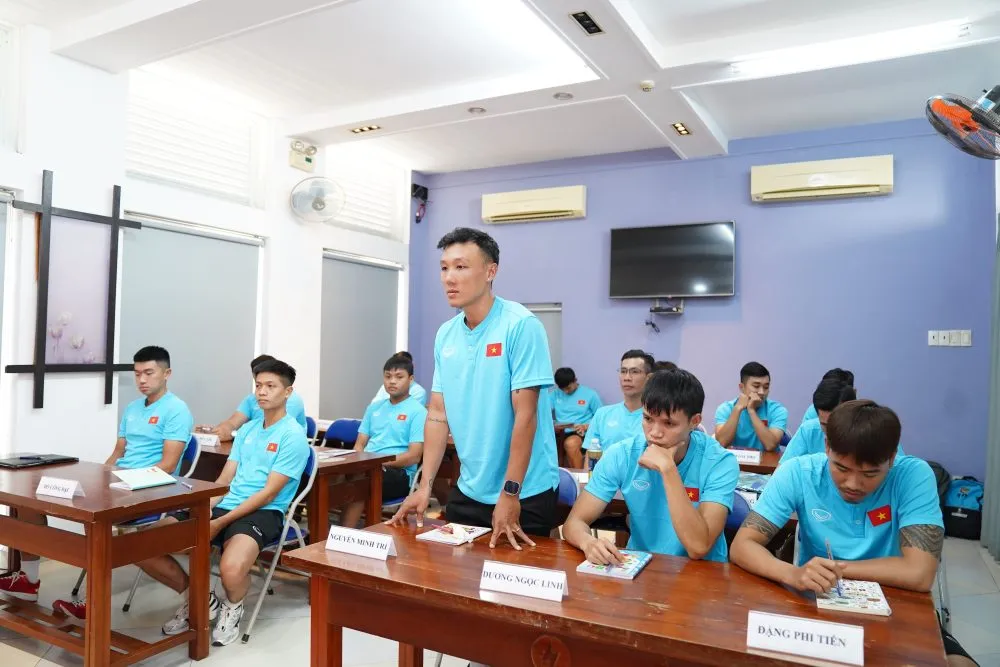Thay mặt các học viên, lớp trưởng Nguyễn Minh Trí bày tỏ cảm ơn VFF và CLB Thái Sơn Nam đã tạo điều kiện tổ chức lớp học. DSC06101-min-e1751257560677.jpg