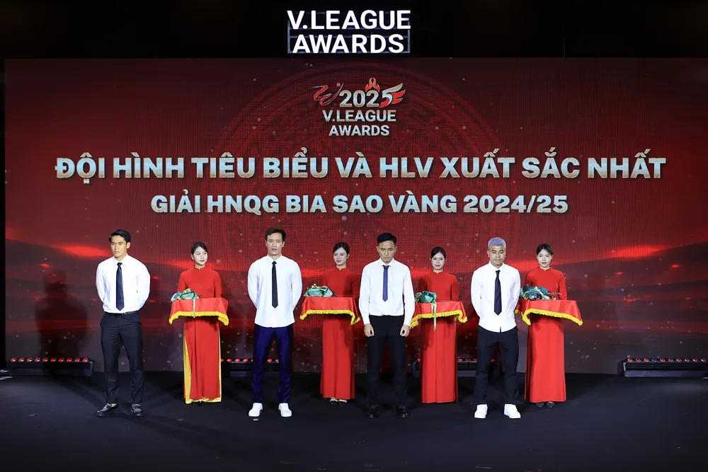 Ninh Bình và PVF là những đội có 4 cầu thủ được chọn vào đội hình tiêu biểu. AO5I0353.JPG