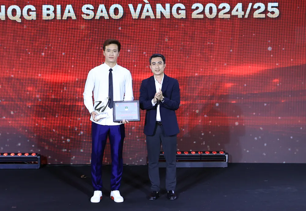 Nguyễn Hoàng Đức được vinh danh tại Gala tổng kết và trao giải mùa bóng 2024-2025.