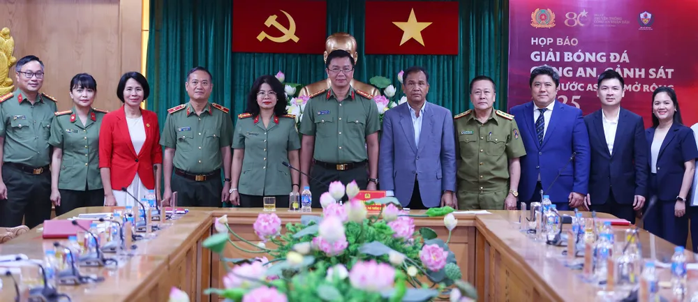 Ban tổ chức cùng đại diện các đội tham dự giải chụp hình lưu niệm tại buổi họp báo.