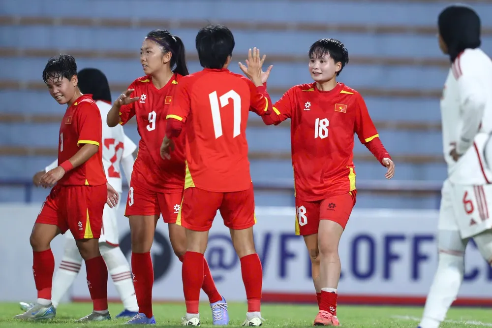 Đồng đội chia vui cùng Nguyễn Thị Vạn sau bàn thắng nâng tỷ số 4-0.