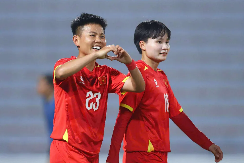 Bích Thùy tỏa sáng với cú đúp bàn thắng cho đội chủ nhà.