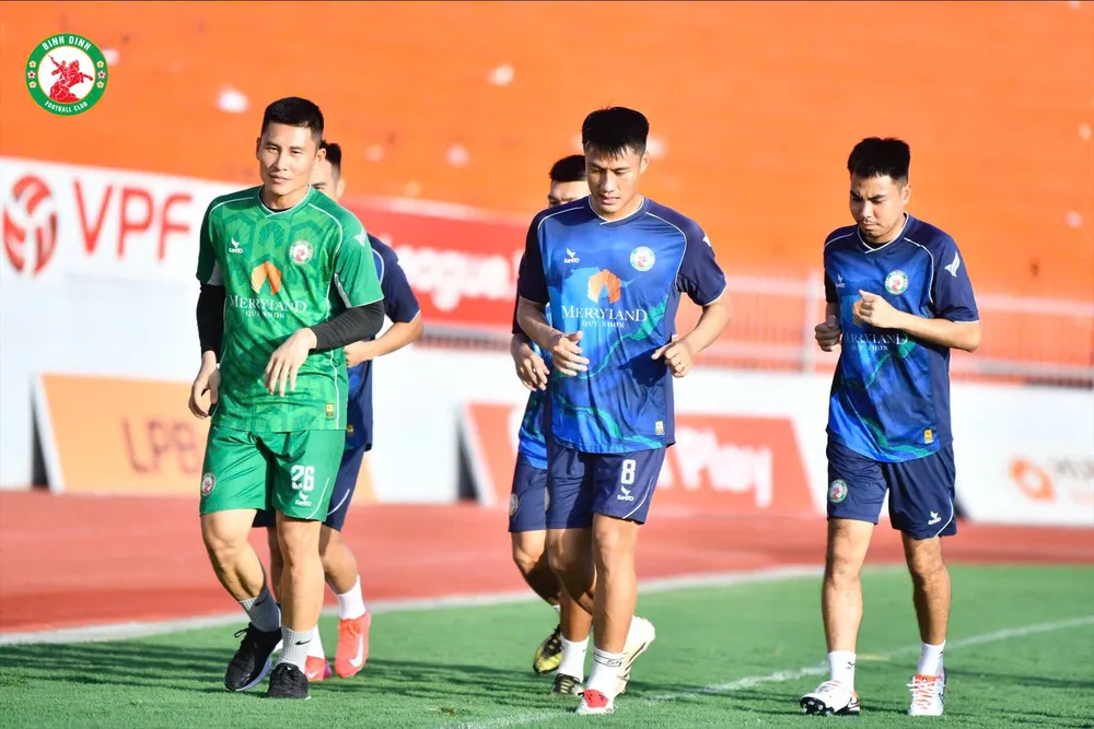 Lãnh đạo CLB Bình Định khẳng định đội bóng này sẽ tiếp tục hành trình ở mùa bóng tới cho dù vừa xuống hạng Nhất. 499974792_1221441659991626_1330531349308175682_n.jpg