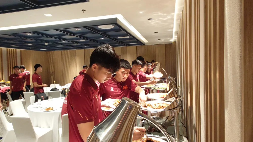 Các cầu thủ dùng bữa trưa ngay khi về đến khách sạn. 20250714_151722.jpg