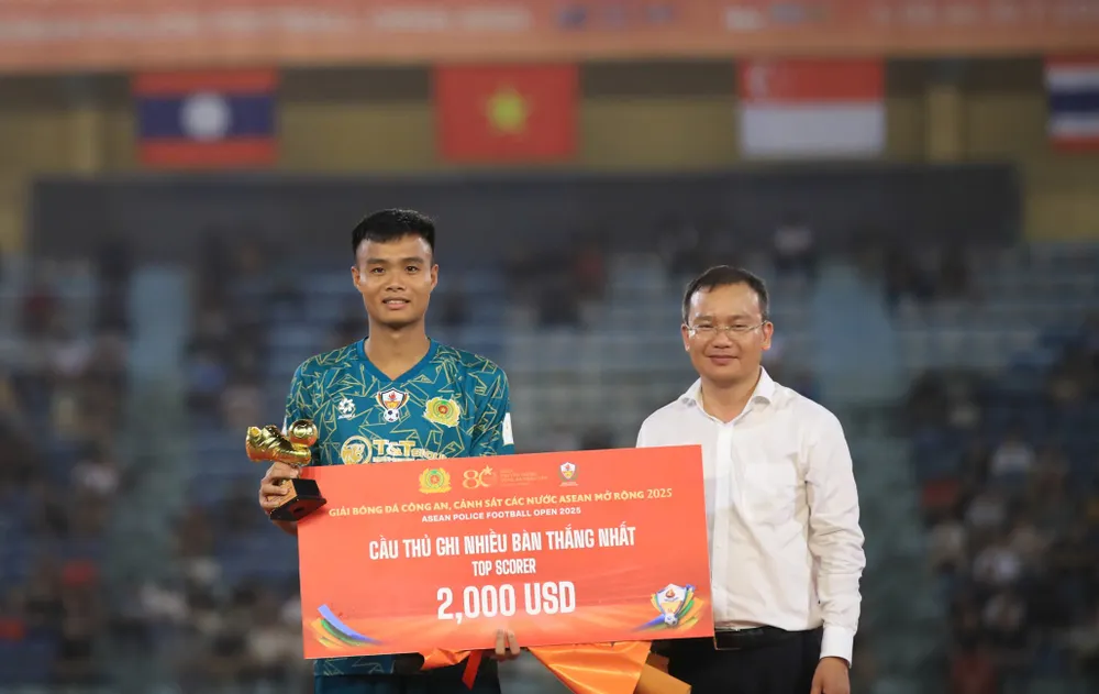 Cầu thủ Trần Đức Nam đoạt cú đúp danh hiệu Vua phá lưới và Cầu thủ xuất sắc z6808231768143_42486a18213772f9a439bd8d3146310f.jpg