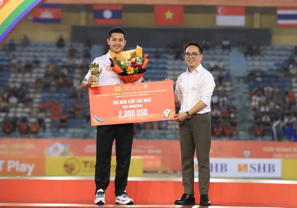 Thủ môn Nattawoot Saengdara (Thái Lan) được trao danh hiệu Thủ môn xuất sắc nhất. z6808232013320_92dce6778262588b811def6618884c5d.jpg