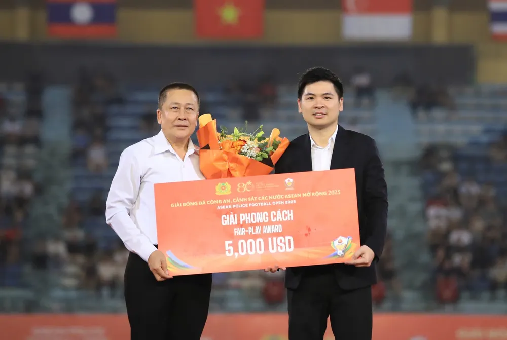 Danh hiệu Phong cách thuộc về đội tuyển Lào. z6808232029938_0d329e986f6059ffc91777ff70232878.jpg